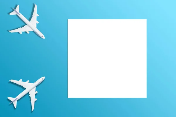 Seyahat geçmişi konsepti. Boş beyaz kağıt üzerindeki uçakla metin için objektif. Mesaj eklemek için resim. Tasarım çalışmaları için arkaplan. — Stok fotoğraf