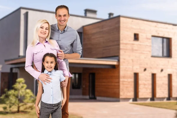 Bonne famille près d'une nouvelle maison. Concept immobilier. — Photo