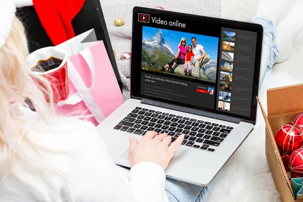 Mulher assistindo vídeos online no laptop — Fotografia de Stock