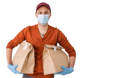 Koronavirüs mevsiminde koruyucu maskeli teslimatçı. Beyaz arkaplanda izole edilmiş adam