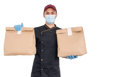 Koronavirüs mevsiminde koruyucu maskeli teslimatçı. Beyaz arkaplanda izole edilmiş adam