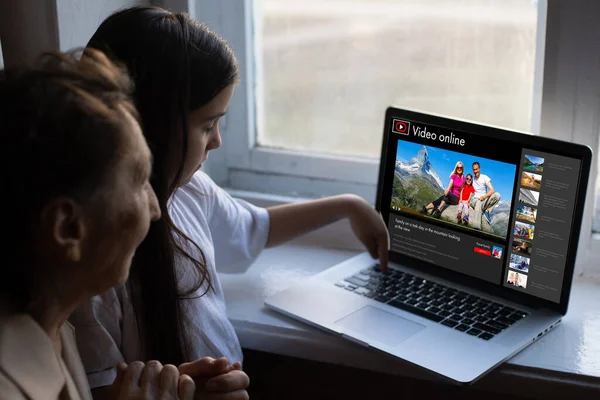 Niña viendo videos de viajes en línea. Niño viendo un video sobre el viaje con su familia — Foto de Stock