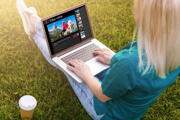Mujer viendo videos en línea en el ordenador portátil — Foto de Stock