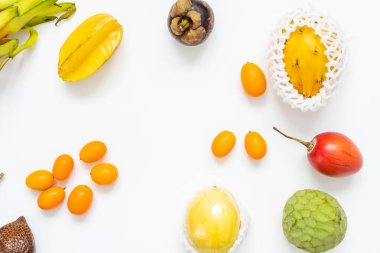 Egzotik meyve koleksiyonu, beyaz arka planda egzotik meyveler