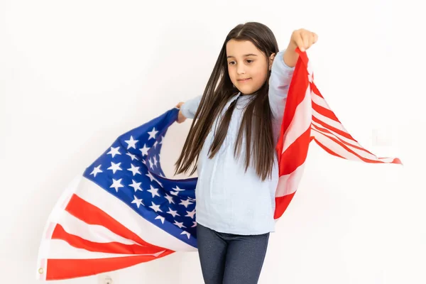 Patriotyczne wakacje. Szczęśliwy dzieciak, słodka dziewczynka z amerykańską flagą. Stany Zjednoczone świętują 4 lipca. — Zdjęcie stockowe