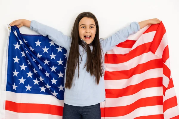 아이들은 미국의 국기를 들고 있습니다.. — 스톡 사진