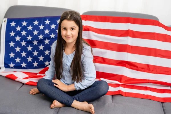 Bambina che ci celebra giorno dell'indipendenza — Foto Stock