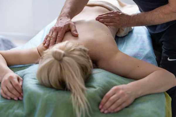 Leuke mollige vrouw het krijgen van een rug massage thuis — Stockfoto