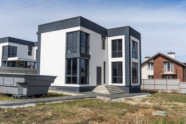 Yeni yapılmış evin ön kapısı. Yakın plan.