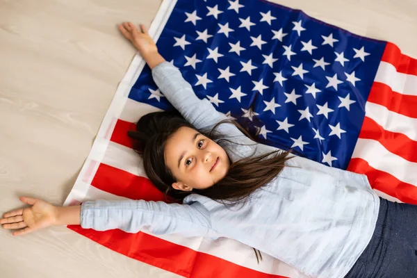 Ragazzina carina e bandiera USA sullo sfondo — Foto Stock