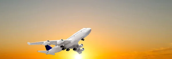 Avión de aterrizaje. Paisaje con avión de pasajeros blanco está volando en el cielo azul con nubes multicolores al atardecer. Antecedentes. Avión de pasajeros. Viaje de negocios. Aviones comerciales —  Fotos de Stock