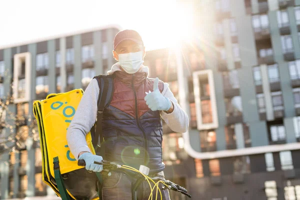 KIEV, UKRAINE - 28 de abril de 2021: Entregador Glovo com famosa caixa amarela e bicicleta na rua. trabalhador de serviço de entrega em bicicleta — Fotografia de Stock