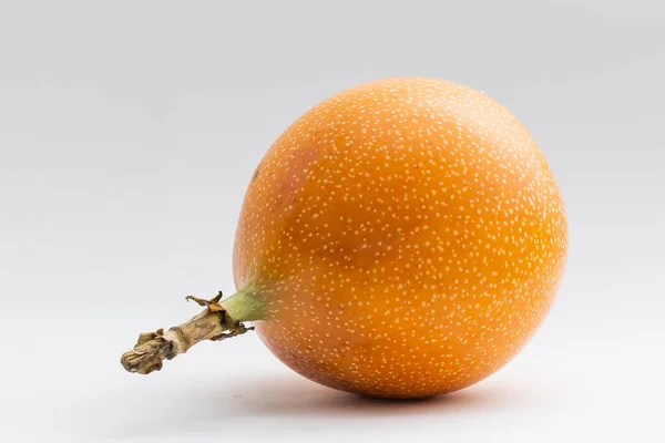 Granadilla. Fruit de la passion jaune entier et demi isolé sur fond blanc — Photo