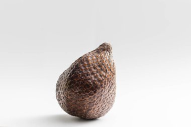 Yılan meyvesi beyaz arkaplanda izole edildi