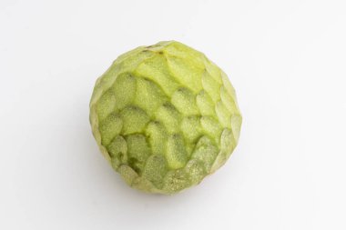 Kremalı elma ya da beyaz üzerine izole edilmiş Cherimoya.