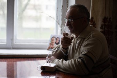 Yaşlı bir adamın soluk alıp verişi.