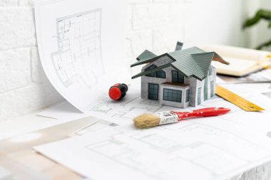 Araçları ve üst görünümü olan inşaat planları
