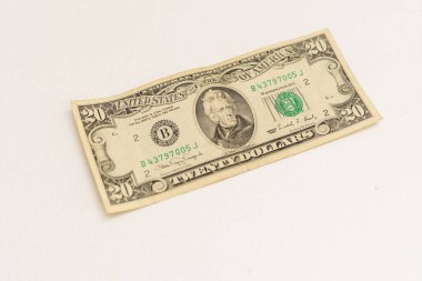 Beyaz arka plandaki dolar banknotunu kapat