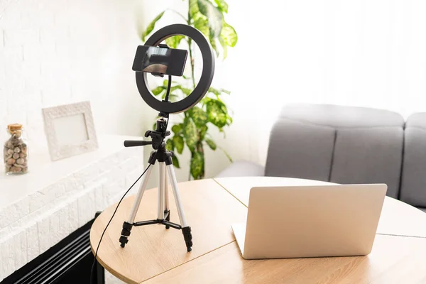 Espaço de trabalho criativo de um blogueiro. Computador portátil branco na mesa de madeira no escritório de estilo loft com paredes de tijolo. Conceito de tabela de designers. Fechar, copiar espaço, fundo — Fotografia de Stock