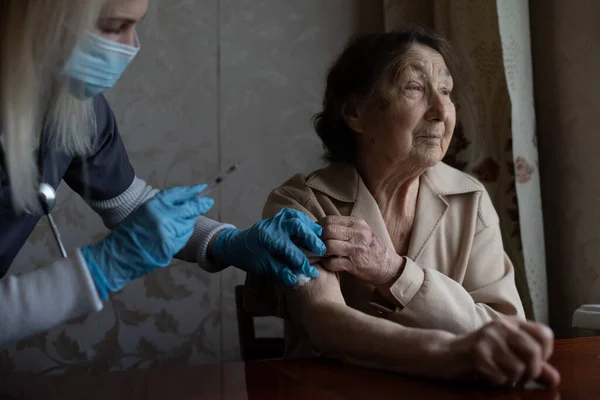 Enfermera que hace la inyección de vacuna al paciente anciano — Foto de Stock