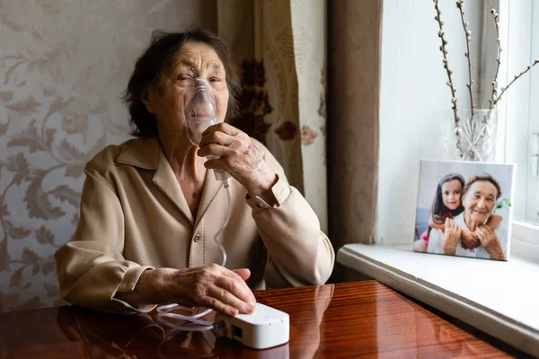 Portret starszej kobiety w masce do oddychania. — Zdjęcie stockowe