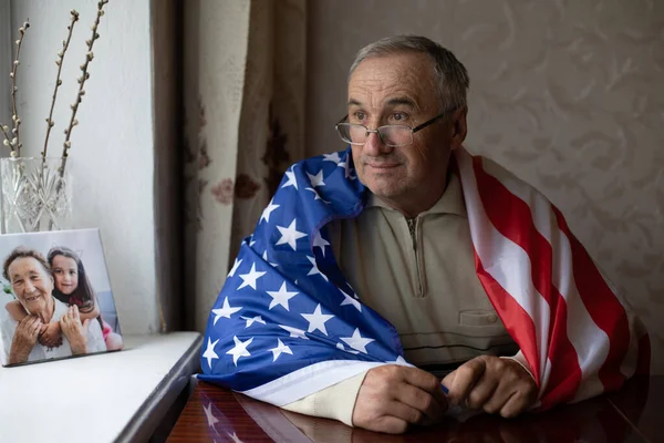 Homem sênior com bandeira americana — Fotografia de Stock