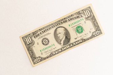 Beyaz arka plandaki dolar banknotunu kapat