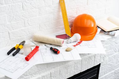 Araç ve tabletli inşaat planları, üst görünüm