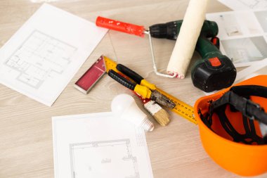 İnşaat aleti, kask, tornavida seti. araçlar.