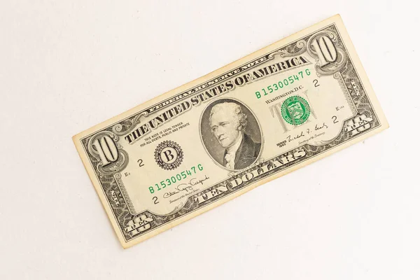 Beyaz arka plandaki dolar banknotunu kapat