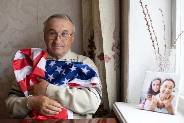 Homem sênior com bandeira americana — Fotografia de Stock