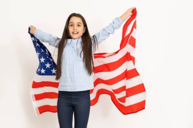İngilizce öğrenin Online Eğitim Konsepti, küçük kız ve Amerikan bayrağı