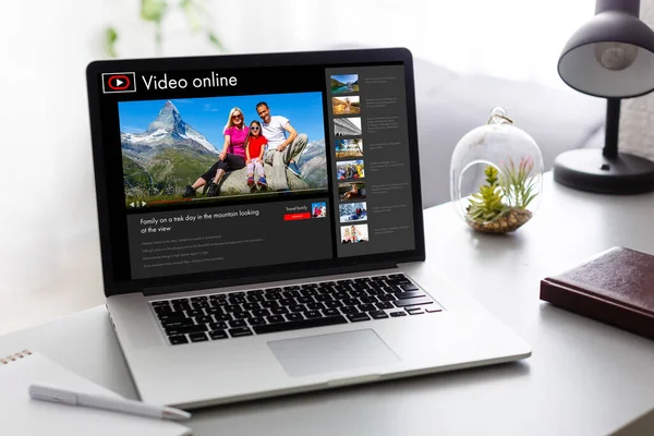 Guardare un video su un viaggio online tramite laptop — Foto Stock