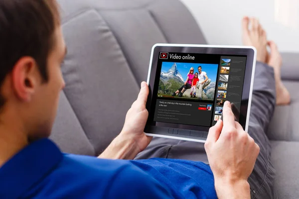 Homem assistindo vídeos online no tablet — Fotografia de Stock