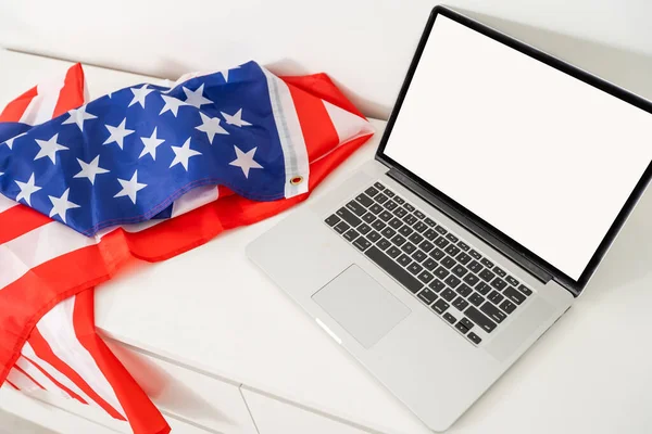 Bandiera degli Stati Uniti il giorno dell'indipendenza il 4 luglio, isolato su sfondo bianco, dietro uno schermo vuoto del computer — Foto Stock