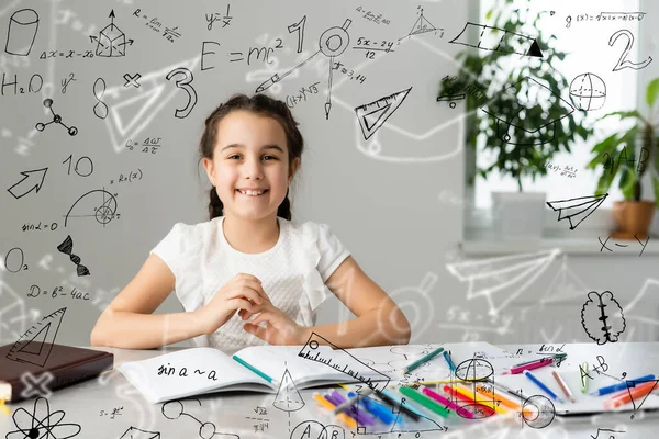 Bella carina bambina genio con libri e formule matematiche, problemi intorno a lei — Foto Stock