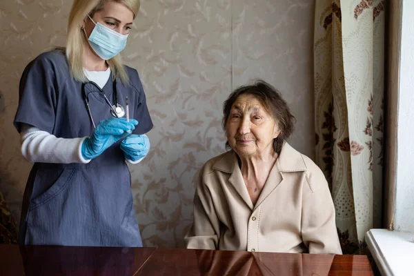 Enfermera que hace la inyección de vacuna al paciente anciano —  Fotos de Stock