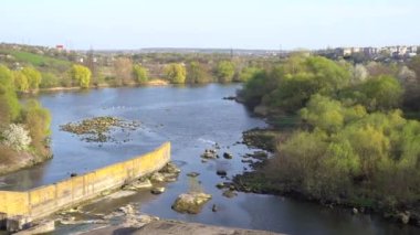 Yaz manzarası bir hidroelektrik santrali barajı