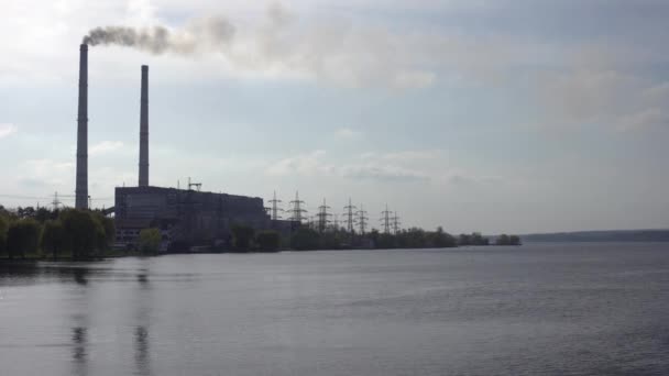 Vista panorámica de la central eléctrica Lukomlskaya Gres. Chimeneas con humo de la central eléctrica. Problema ecológico. Concepto de contaminación ambiental. — Vídeo de stock