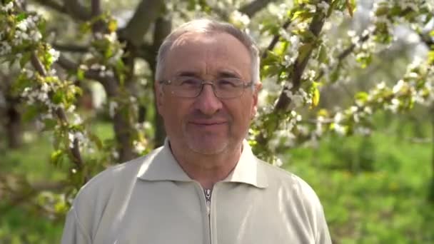 Idős nyugdíjas ember sétál a természet arc közel- egészséges életmód Idős — Stock videók