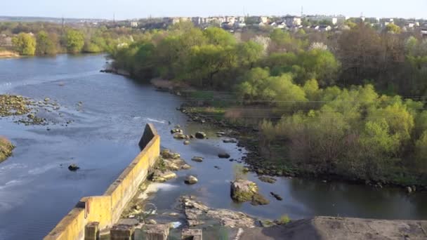 Ladišin, Vinnytsia, Ukrajina, 2. května 2021: Vodní elektrárna HES — Stock video