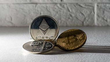 Bitcoin Ethereum Litecoin yakın çekim