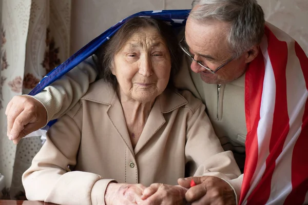 Seniors with USA flag at home. — Stock Photo, Image