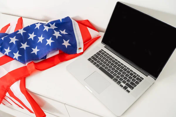 Drapeau des États-Unis avec un ordinateur portable, journée de l'indépendance en ligne — Photo