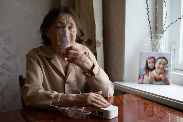 Retrato de perto de uma mulher idosa a fazer inalação — Fotografia de Stock