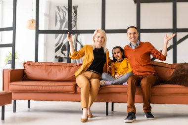 Genç bir aileyi barındıran konsept. Anne, baba ve çocuklar yeni bir evde.