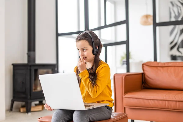 Kleines Mädchen mit digitalem Laptop-E-Learning-Konzept — Stockfoto