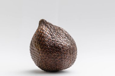 Yılan meyvesi beyaz arkaplanda izole edildi