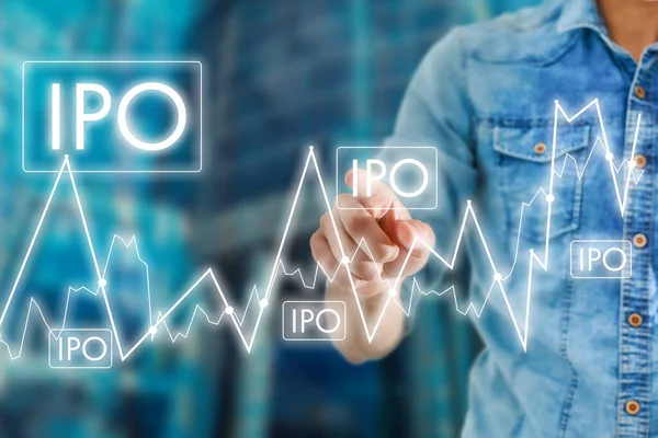 Empresario mano tocando IPO o señal de Oferta Pública Inicial en pantalla virtual. —  Fotos de Stock