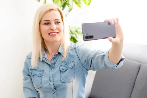 Närbild ung kvinnlig bloggare spela in ny video på smartphone — Stockfoto